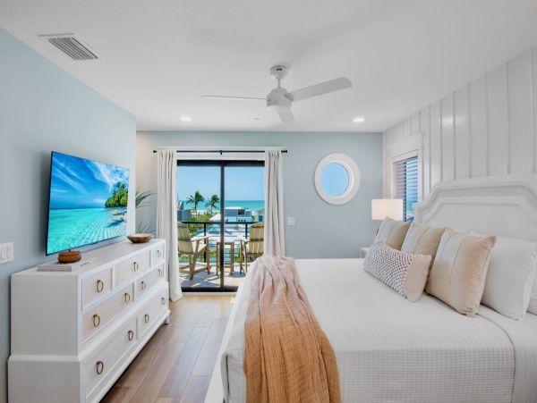 Coastal Luxe Retreat - 8 Bedroom Oasis Steps from Siesta Key Beach