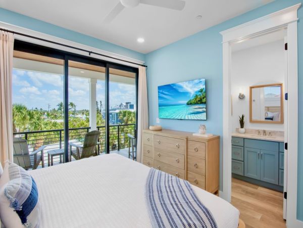 Coastal Luxe Retreat - 8 Bedroom Oasis Steps from Siesta Key Beach