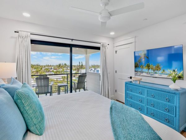 Coastal Luxe Retreat - 8 Bedroom Oasis Steps from Siesta Key Beach