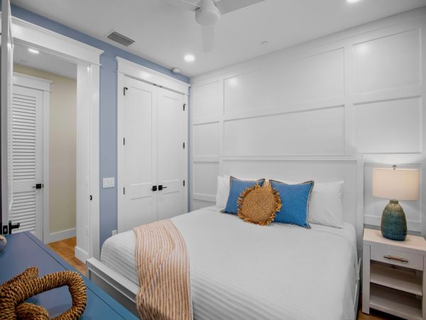 Coastal Luxe Retreat - 8 Bedroom Oasis Steps from Siesta Key Beach