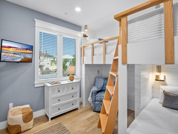 Coastal Luxe Retreat - 8 Bedroom Oasis Steps from Siesta Key Beach