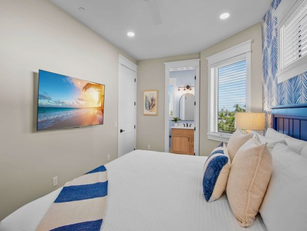 Coastal Luxe Retreat - 8 Bedroom Oasis Steps from Siesta Key Beach