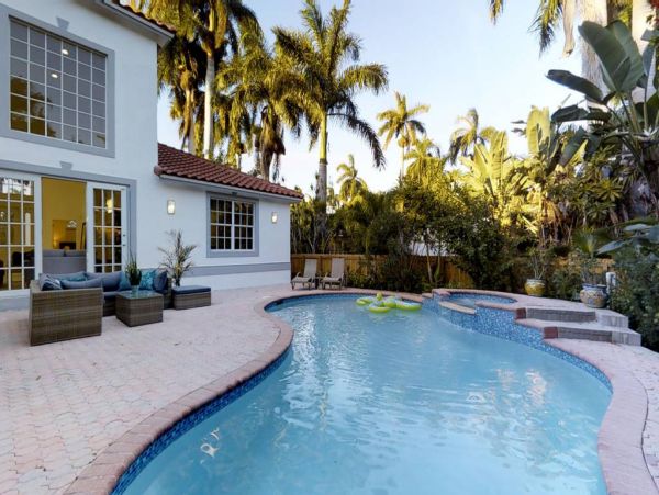 Luxury Hollywood FL Vacation Pool Home With 4 Bedrooms