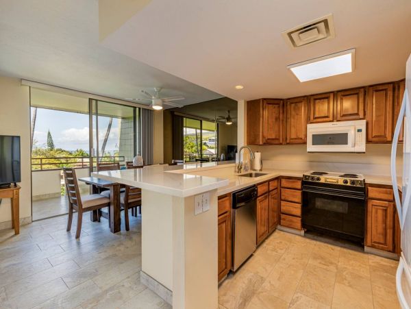 Kailua-Kona Cozy Vacation Condo with Communal Pool Sleeps 6
