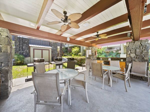 Kailua-Kona Cozy Vacation Condo with Communal Pool Sleeps 6