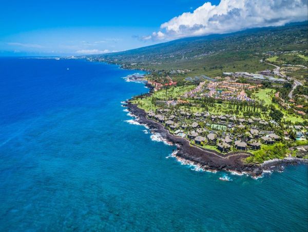 Charming 2 Bedroom Condo with Balcony Walk to Beach