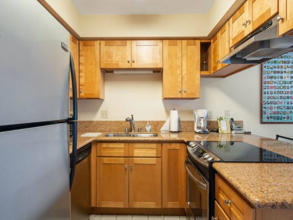 Charming 2 Bedroom Condo with Balcony Walk to Beach