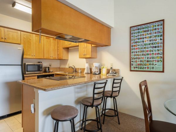 Charming 2 Bedroom Condo with Balcony Walk to Beach