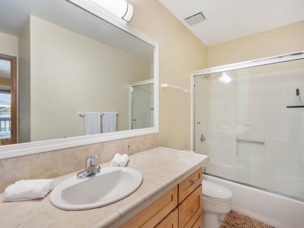 Charming 2 Bedroom Condo with Balcony Walk to Beach