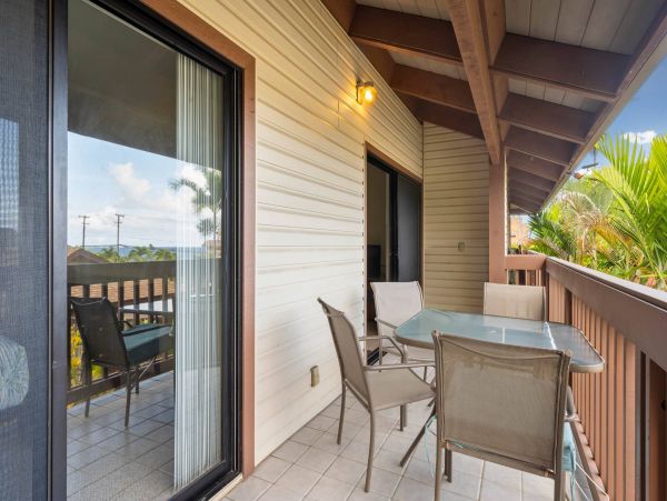 Charming 2 Bedroom Condo with Balcony Walk to Beach