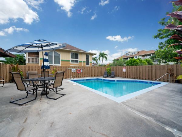 Charming 2 Bedroom Condo with Balcony Walk to Beach