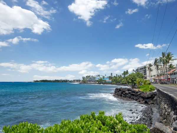 Charming 2 Bedroom Condo with Balcony Walk to Beach