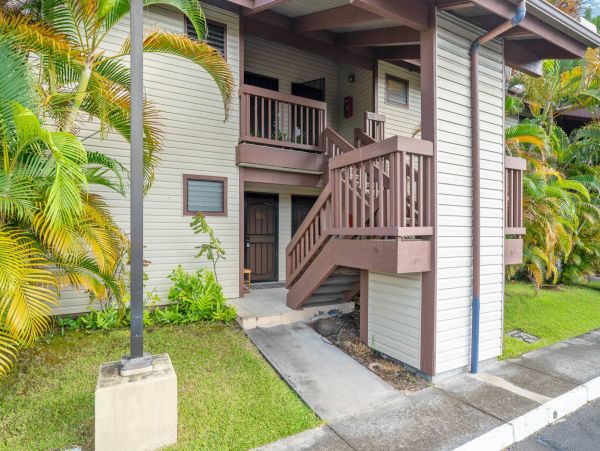 Charming 2 Bedroom Condo with Balcony Walk to Beach