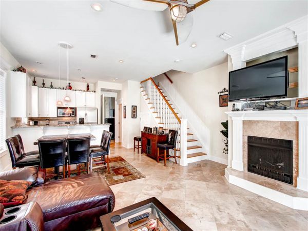 Spacious Four Bedroom Condo with Private beach access ad close to pool