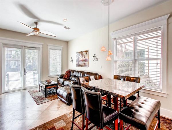 Spacious Four Bedroom Condo with Private beach access ad close to pool