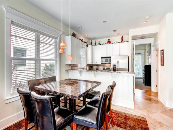 Spacious Four Bedroom Condo with Private beach access ad close to pool