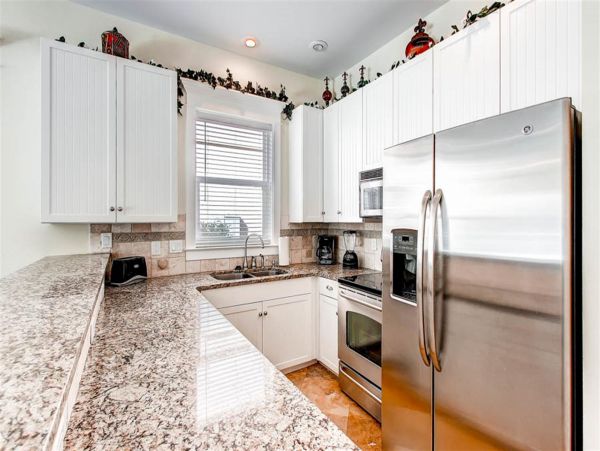 Spacious Four Bedroom Condo with Private beach access ad close to pool