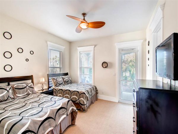 Spacious Four Bedroom Condo with Private beach access ad close to pool