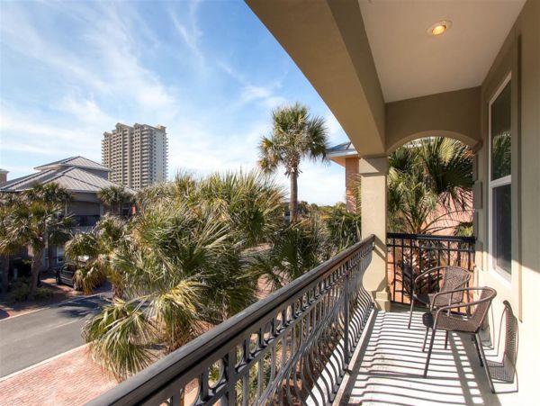 Spacious Four Bedroom Condo with Private beach access ad close to pool