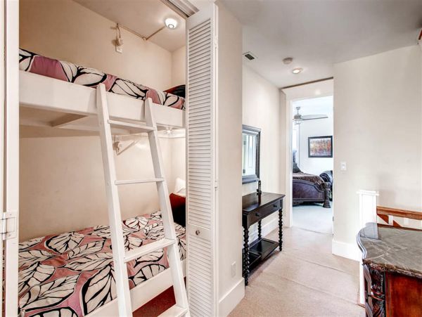 Spacious Four Bedroom Condo with Private beach access ad close to pool