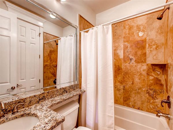 Spacious Four Bedroom Condo with Private beach access ad close to pool