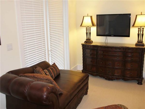 Spacious Four Bedroom Condo with Private beach access ad close to pool