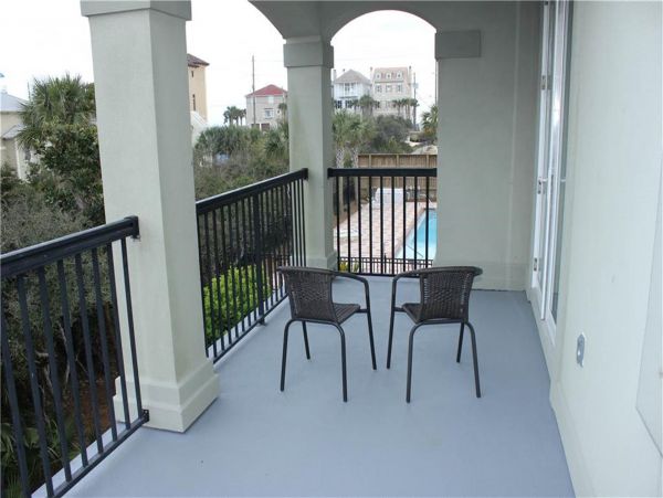 Spacious Four Bedroom Condo with Private beach access ad close to pool