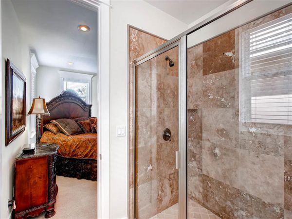 Spacious Four Bedroom Condo with Private beach access ad close to pool