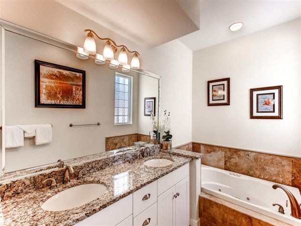 Spacious Four Bedroom Condo with Private beach access ad close to pool