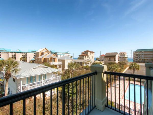 Spacious Four Bedroom Condo with Private beach access ad close to pool