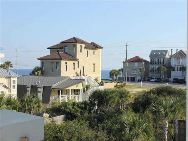 Spacious Four Bedroom Condo with Private beach access ad close to pool