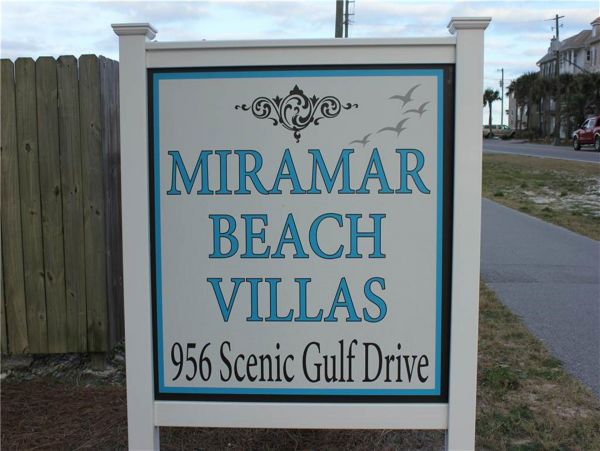 Spacious Four Bedroom Condo with Private beach access ad close to pool