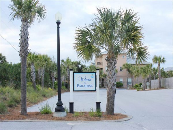 Spacious Four Bedroom Condo with Private beach access ad close to pool