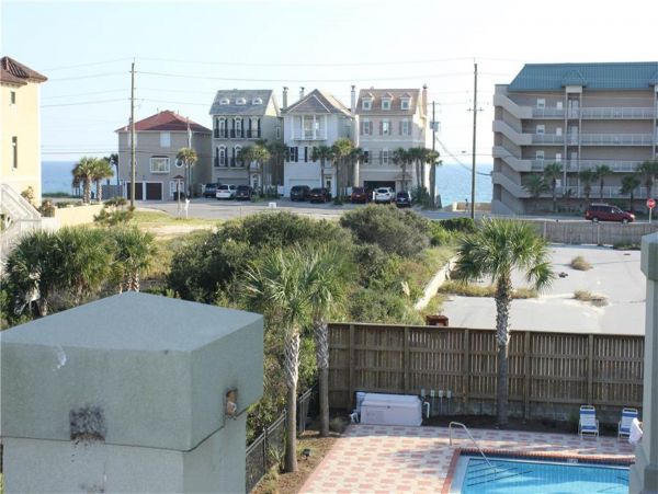 Spacious Four Bedroom Condo with Private beach access ad close to pool