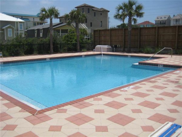 Spacious Four Bedroom Condo with Private beach access ad close to pool