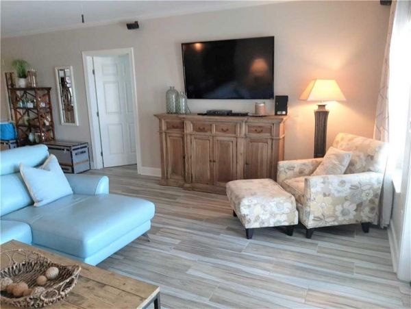Destin Stylish Residence Right Across the Street from Beach