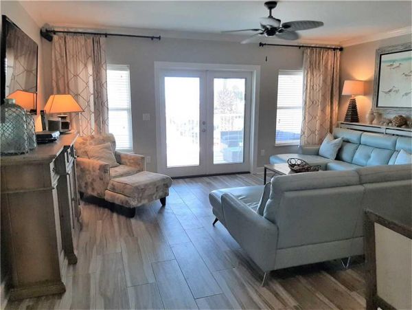 Destin Stylish Residence Right Across the Street from Beach
