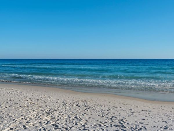 Gorgeous Vacation Home with Community Pool Walk to Beach in Destin