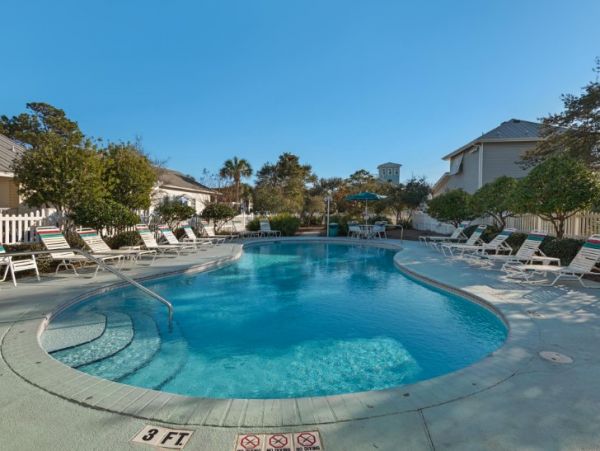 Gorgeous Vacation Home with Community Pool Walk to Beach in Destin