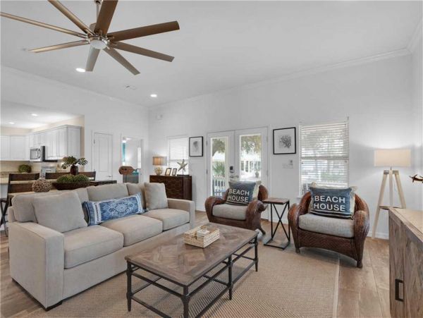 Gorgeous Vacation Home with Community Pool Walk to Beach in Destin