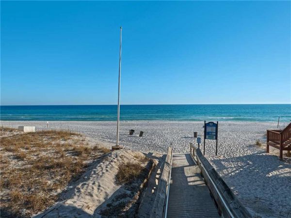 Gorgeous Vacation Home with Community Pool Walk to Beach in Destin
