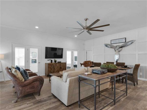 Gorgeous Vacation Home with Community Pool Walk to Beach in Destin