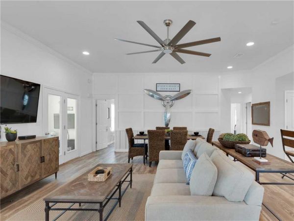 Gorgeous Vacation Home with Community Pool Walk to Beach in Destin