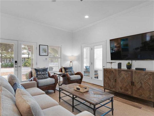 Gorgeous Vacation Home with Community Pool Walk to Beach in Destin