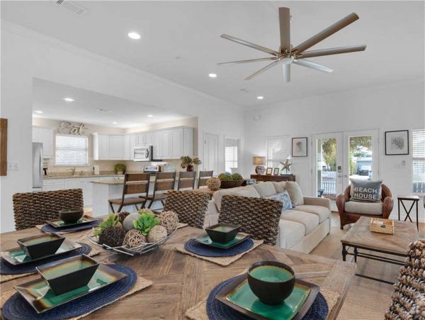 Gorgeous Vacation Home with Community Pool Walk to Beach in Destin