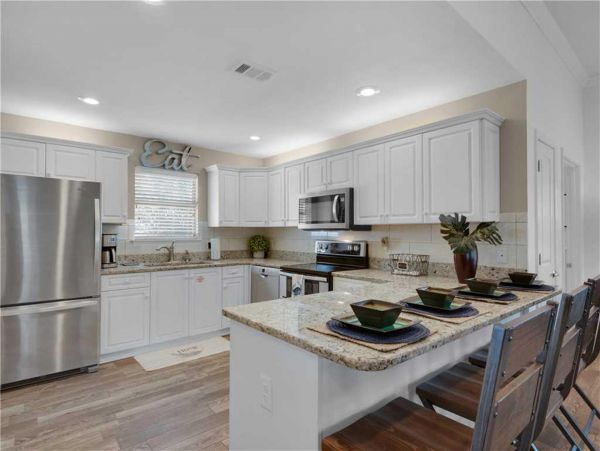 Gorgeous Vacation Home with Community Pool Walk to Beach in Destin