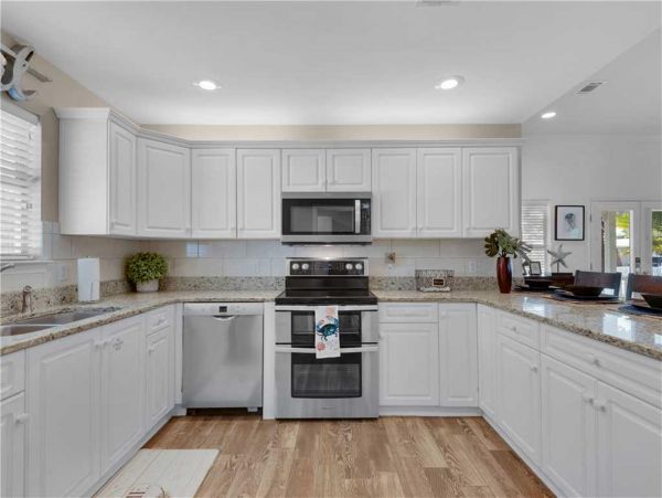 Gorgeous Vacation Home with Community Pool Walk to Beach in Destin