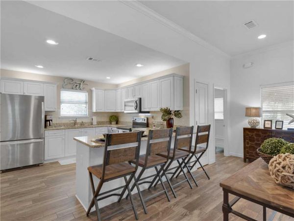 Gorgeous Vacation Home with Community Pool Walk to Beach in Destin