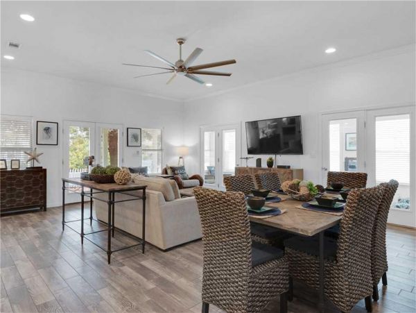 Gorgeous Vacation Home with Community Pool Walk to Beach in Destin