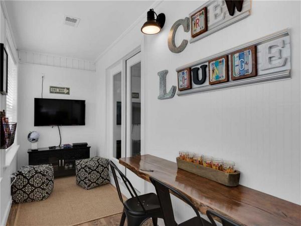Gorgeous Vacation Home with Community Pool Walk to Beach in Destin